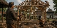 Mengungkap konsep waktu dalam primbon Jawa dan alasan mengapa masyarakat percaya pada hari baik, hari buruk, serta perhitungan weton.