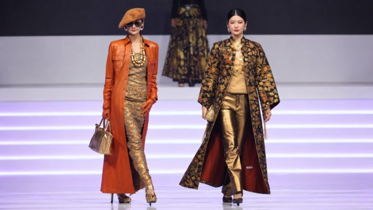 Poppy Dharsono hadir di BTN Grand Gala 2024 dengan koleksi sustainable fashion berbahan tenun biji kapas ramah lingkungan.
