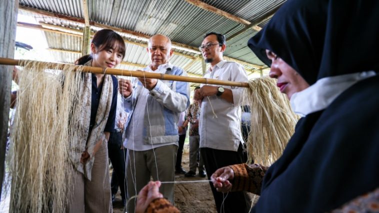 Serat rami didorong menjadi material fesyen berkelanjutan Indonesia, memperkuat industri kreatif dari hulu hingga hilir.