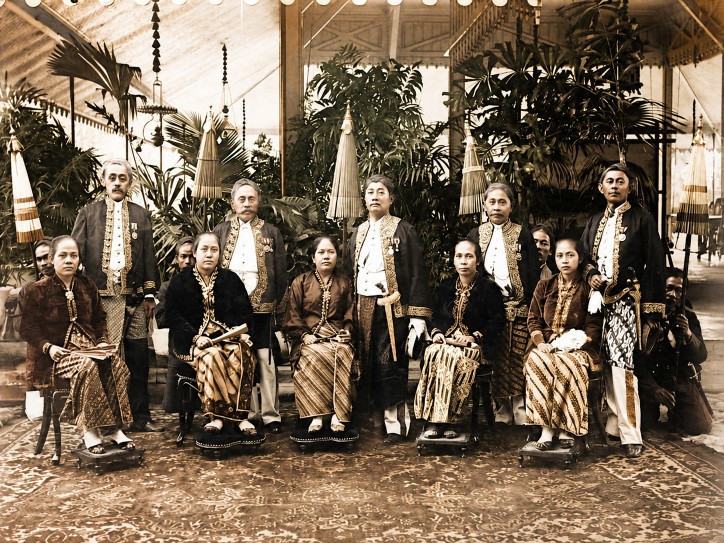 Menak Sunda sedang berfoto bersama keluarga