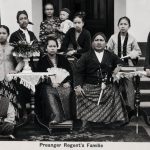 Menak Sunda sedang berfoto bersama keluarga