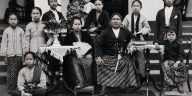 Menak Sunda sedang berfoto bersama keluarga