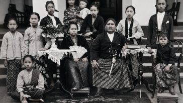 Menak Sunda sedang berfoto bersama keluarga