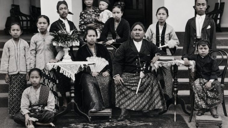 Menak Sunda sedang berfoto bersama keluarga