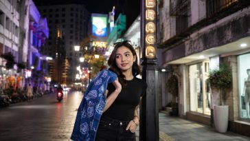 Motif Batik Mega Mendung menginspirasi transformasi denim bekas menjadi fashion berkelanjutan bernilai estetika dan ekonomi tinggi.