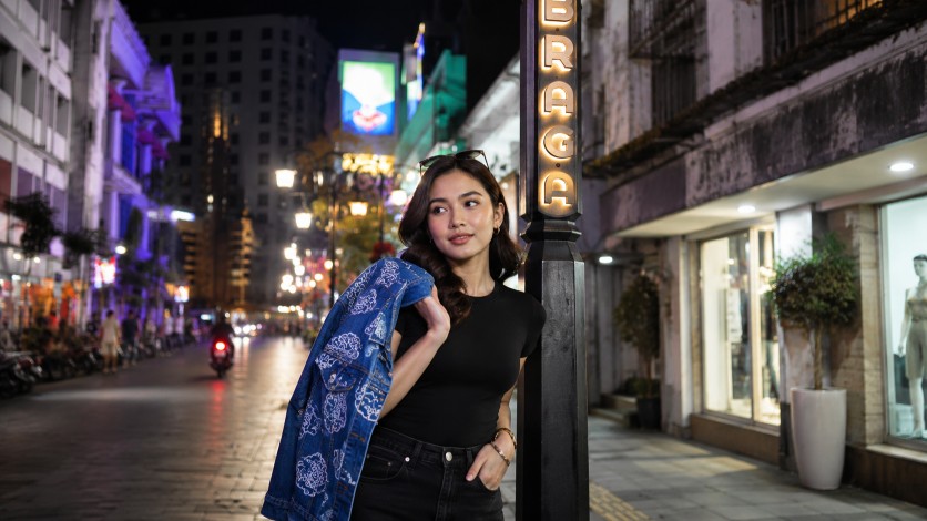 Motif Batik Mega Mendung menginspirasi transformasi denim bekas menjadi fashion berkelanjutan bernilai estetika dan ekonomi tinggi.