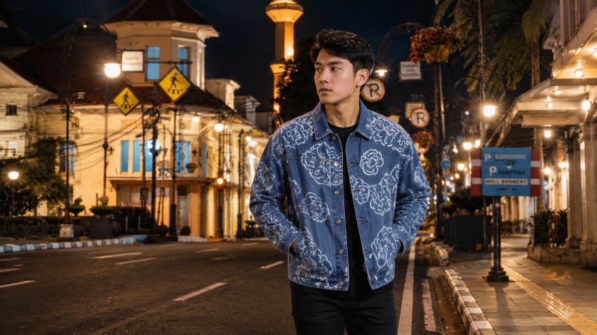 Motif Batik Mega Mendung menginspirasi transformasi denim bekas menjadi fashion berkelanjutan bernilai estetika dan ekonomi tinggi.