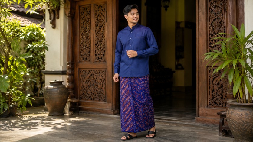 Pelajari prinsip sanggit Batik Lasem agar desain sarung lebih indah, simetris, nyaman dikenakan, dan tetap menjaga tradisi budaya.