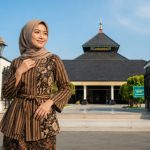 Kenali ornamen Batik Demak beserta filosofi tiga motif utamanya yang terinspirasi dari warisan budaya Masjid Agung Demak.