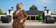 Kenali ornamen Batik Demak beserta filosofi tiga motif utamanya yang terinspirasi dari warisan budaya Masjid Agung Demak.