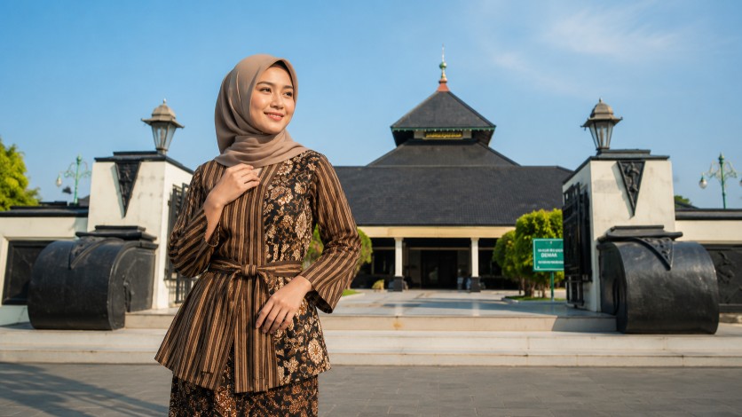Kenali ornamen Batik Demak beserta filosofi tiga motif utamanya yang terinspirasi dari warisan budaya Masjid Agung Demak.