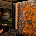 Telusuri sejarah Batik Tiga Negeri, mahakarya kolaborasi Lasem, Pekalongan, dan Solo yang kaya filosofi, budaya, dan warna.