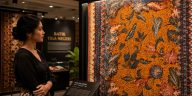 Telusuri sejarah Batik Tiga Negeri, mahakarya kolaborasi Lasem, Pekalongan, dan Solo yang kaya filosofi, budaya, dan warna.