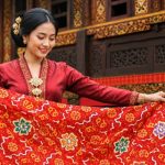 Batik Besurek Bengkulu memadukan seni batik dan kaligrafi Arab, menjadi warisan budaya yang merekam jejak Islam di Nusantara.