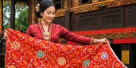 Batik Besurek Bengkulu memadukan seni batik dan kaligrafi Arab, menjadi warisan budaya yang merekam jejak Islam di Nusantara.