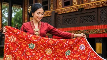 Batik Besurek Bengkulu memadukan seni batik dan kaligrafi Arab, menjadi warisan budaya yang merekam jejak Islam di Nusantara.