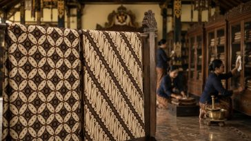 Filosofi batik Parang dan Kawung Surakarta menyimpan makna kehidupan manusia dari lahir hingga kembali kepada Sang Pencipta.