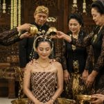 Batik Surakarta hadir dalam setiap fase kehidupan Jawa, mulai mitoni, kelahiran, khitanan hingga pernikahan penuh makna filosofis.