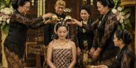 Batik Surakarta hadir dalam setiap fase kehidupan Jawa, mulai mitoni, kelahiran, khitanan hingga pernikahan penuh makna filosofis.