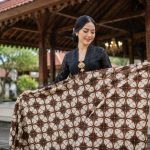 Batik Kawung menyimpan filosofi hidup Jawa tentang kebijaksanaan, gotong royong, dan pengabdian bagi sesama manusia.