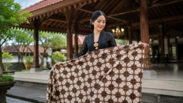 Batik Kawung menyimpan filosofi hidup Jawa tentang kebijaksanaan, gotong royong, dan pengabdian bagi sesama manusia.