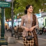 Motif Batik Kawung merekam sistem ekonomi, pemerintahan, dan kosmologi Jawa yang sarat nilai kerukunan dan keseimbangan.