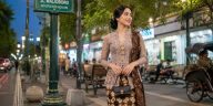 Motif Batik Kawung merekam sistem ekonomi, pemerintahan, dan kosmologi Jawa yang sarat nilai kerukunan dan keseimbangan.