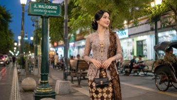 Motif Batik Kawung merekam sistem ekonomi, pemerintahan, dan kosmologi Jawa yang sarat nilai kerukunan dan keseimbangan.