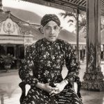 Kisah perubahan Batik Parang Barong pada masa Sri Sultan HB IX, dari motif eksklusif raja menjadi warisan budaya yang lebih terbuka.