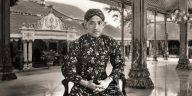 Kisah perubahan Batik Parang Barong pada masa Sri Sultan HB IX, dari motif eksklusif raja menjadi warisan budaya yang lebih terbuka.