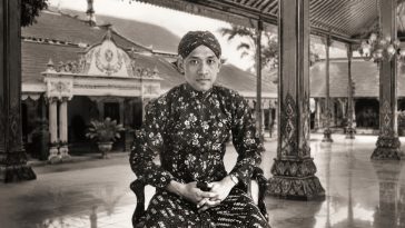 Kisah perubahan Batik Parang Barong pada masa Sri Sultan HB IX, dari motif eksklusif raja menjadi warisan budaya yang lebih terbuka.