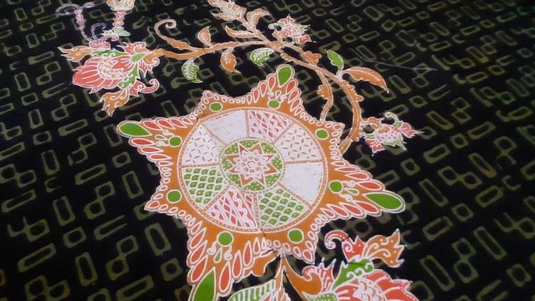 Kenali ornamen Batik Demak beserta filosofi tiga motif utamanya yang terinspirasi dari warisan budaya Masjid Agung Demak.
