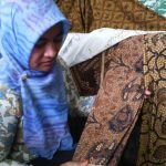 Regenerasi Batik Girilayu dilakukan melalui inovasi desain, kearifan lokal, dan keterlibatan generasi muda demi menjaga warisan budaya.