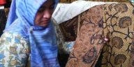 Regenerasi Batik Girilayu dilakukan melalui inovasi desain, kearifan lokal, dan keterlibatan generasi muda demi menjaga warisan budaya.