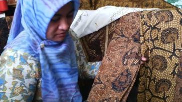 Regenerasi Batik Girilayu dilakukan melalui inovasi desain, kearifan lokal, dan keterlibatan generasi muda demi menjaga warisan budaya.