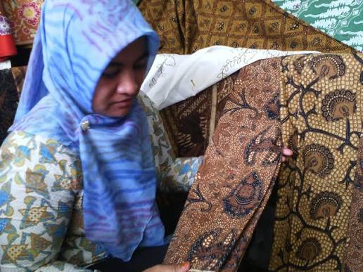 Regenerasi Batik Girilayu dilakukan melalui inovasi desain, kearifan lokal, dan keterlibatan generasi muda demi menjaga warisan budaya.