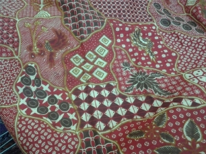Ragam motif Batik Kediri, mulai dari Simpang Lima Gumul, Gunung Kelud, Nanas Podang hingga Padma Gurdha yang beidentitas lokal.