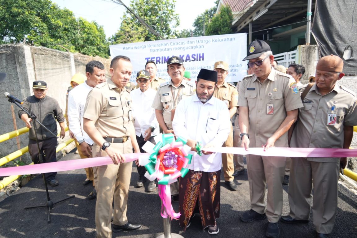 Jembatan Pule Ciracas kembali dibuka usai diperbaiki. Akses alternatif warga Ciracas-Rambutan kini lebih aman dan lancar.