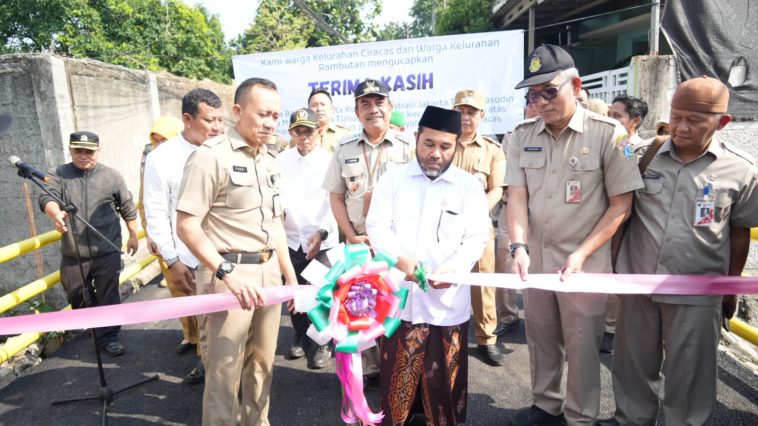 Jembatan Pule Ciracas kembali dibuka usai diperbaiki. Akses alternatif warga Ciracas-Rambutan kini lebih aman dan lancar.