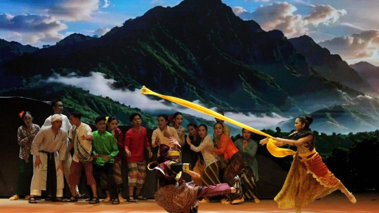 Nyimas Gandasari beraksi dengan selendang saktinya