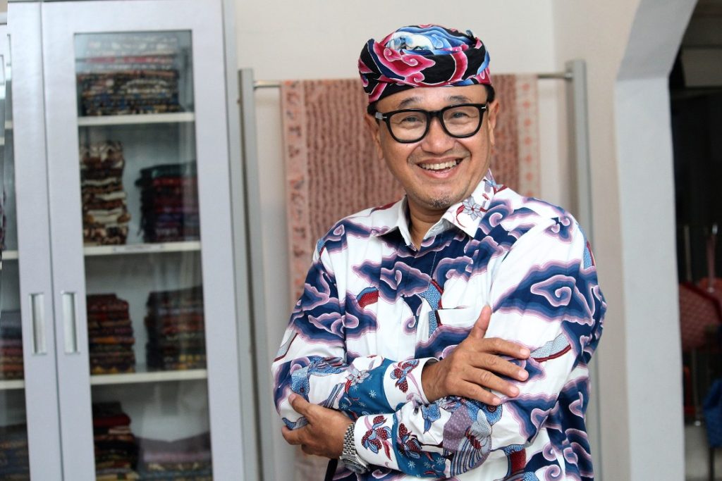 Merawit Batik Cirebon dinilai perlu standar mutu agar identitas, keaslian, dan daya saing batik tulis tetap terjaga.