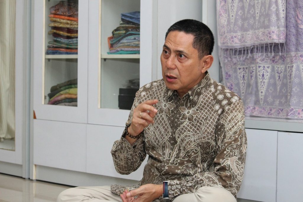 Profil Wirasno, pemilik Canting Wira dan Ketua APBJ, yang konsisten mengembangkan batik Jawa Timur dan membina para perajin.