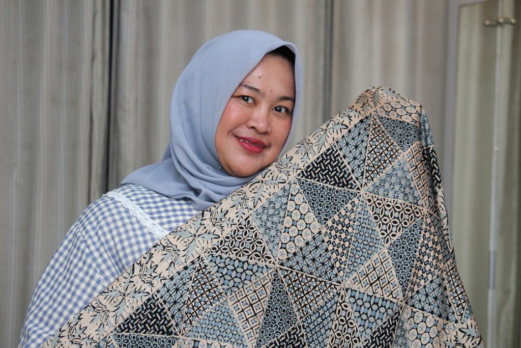 Kisah Hasanudin membangun Hasan Batik Bandung dan perjuangan Sania Sari meneruskan warisan keluarga sambil menjaga eksistensi batik asli Indonesia.
