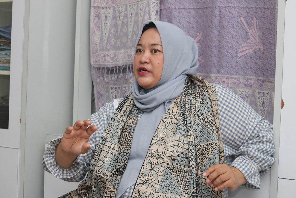 Kisah Hasanudin membangun Hasan Batik Bandung dan perjuangan Sania Sari meneruskan warisan keluarga sambil menjaga eksistensi batik asli Indonesia.