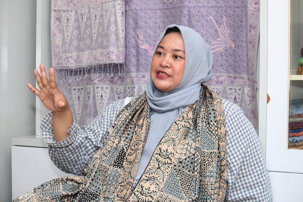 Kisah Hasanudin membangun Hasan Batik Bandung dan perjuangan Sania Sari meneruskan warisan keluarga sambil menjaga eksistensi batik asli Indonesia.
