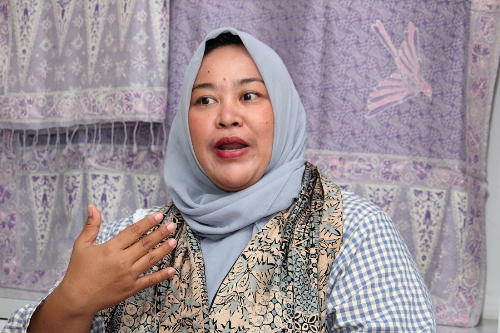 Kisah Hasanudin membangun Hasan Batik Bandung dan perjuangan Sania Sari meneruskan warisan keluarga sambil menjaga eksistensi batik asli Indonesia.