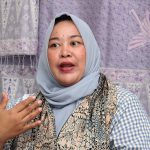 Kisah Hasanudin membangun Hasan Batik Bandung dan perjuangan Sania Sari meneruskan warisan keluarga sambil menjaga eksistensi batik asli Indonesia.