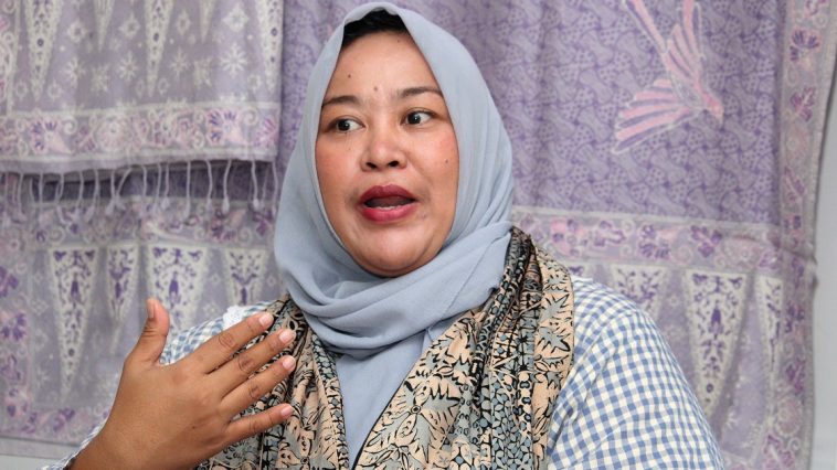 Kisah Hasanudin membangun Hasan Batik Bandung dan perjuangan Sania Sari meneruskan warisan keluarga sambil menjaga eksistensi batik asli Indonesia.