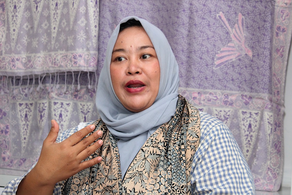 Kisah Hasanudin membangun Hasan Batik Bandung dan perjuangan Sania Sari meneruskan warisan keluarga sambil menjaga eksistensi batik asli Indonesia.