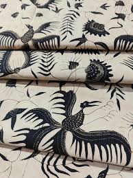 Mengenal sejarah Batik Dermayon Indramayu, perkembangan motif khas, serta pengaruh budaya pesisir yang membentuk identitas batik.
